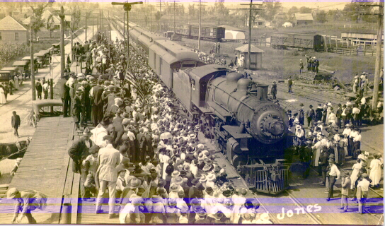 crowd at railway station 1917