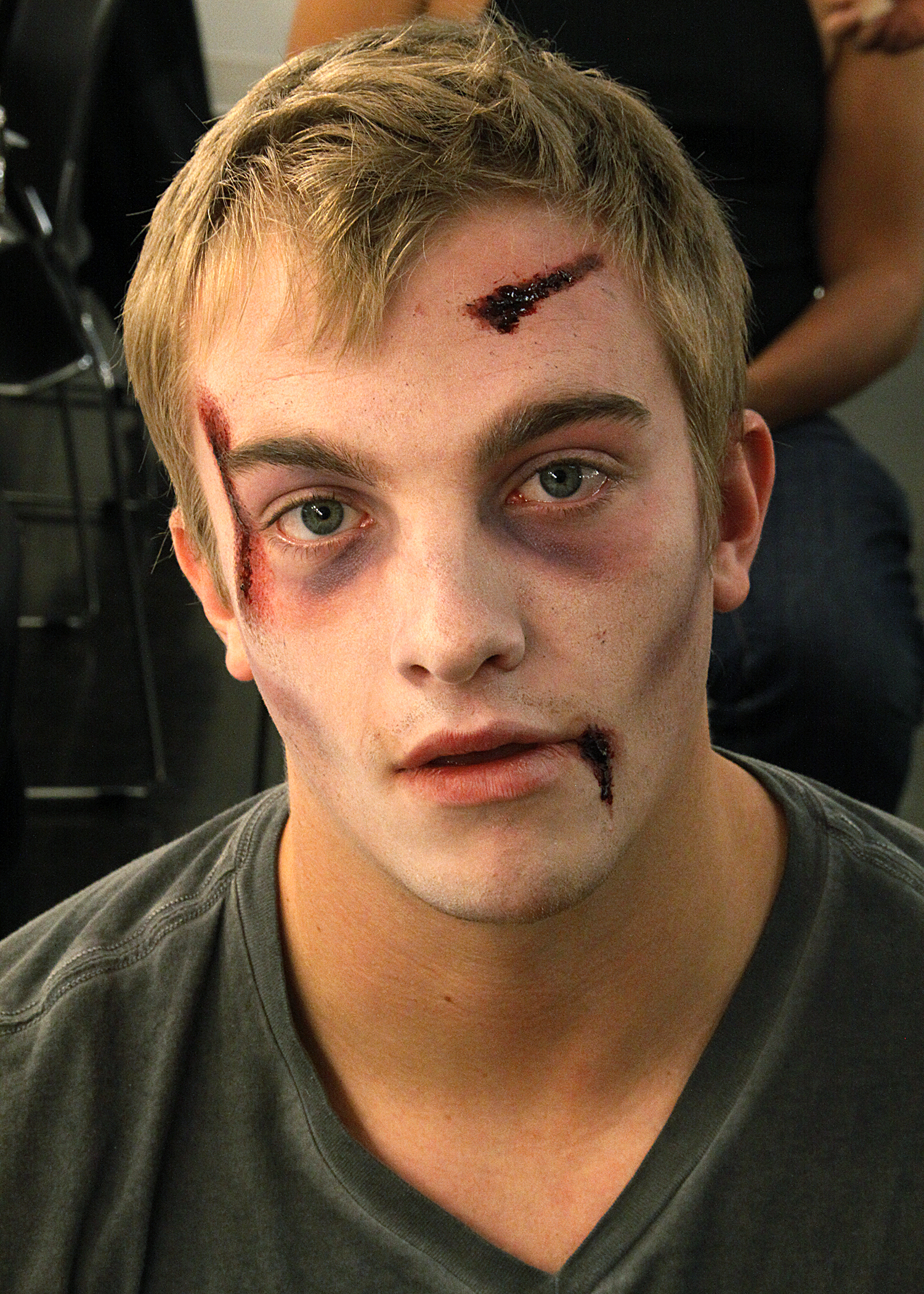 EIU Students Demonstrate How to Put on Zombie for Halloween - Eastern Illinois University Media Relations
